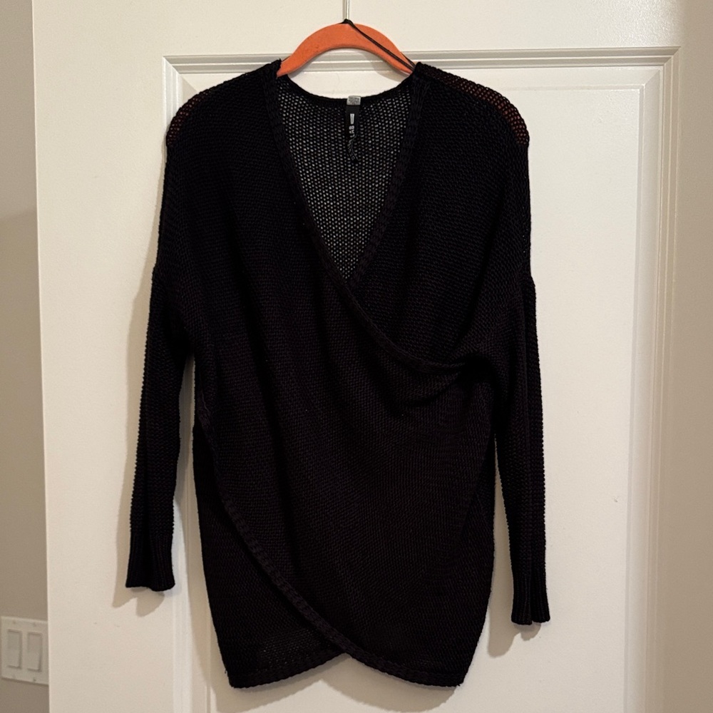 Design Lab Lord & Taylor Black V-Neck Sweater